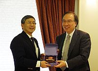 Prof. Jack Cheng (right), Pro-Vice-Chancellor of the Chinese University of Hong Kong presents a souvenir to Prof. Zheng Nanning, President of Xi’an Jiaotong University